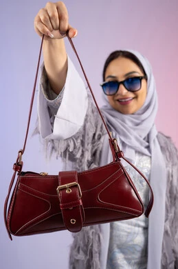 متابعة أحدث صيحات الموضة، عرض الأزياء والحقائب والاكسسوارات بالتصاميم الحديثة، التسويق للمنتجات الاماراتية والماركات العالمية، بورتريه لامراة عربية خليجية اماراتية مبتسمة ترتدي نظارات شمسية عصرية، شابة سعودية تحمل بيدها حقيبة جلد فاخرة, خلفية ملونة متابعة أحدث صيحات الموضة، عرض الأزياء والحقائب والاكسسوارات بالتصاميم الحديثة، التسويق للمنتجات الاماراتية والماركات العالمية، بورتريه لامراة عربية خليجية اماراتية مبتسمة ترتدي نظارات شمسية عصرية، شابة سعودية تحمل بيدها حقيبة جلد فاخرة, خلفية ملونة