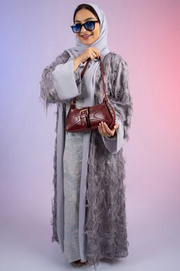 عرض الأزياء والحقائب والاكسسوارات بالتصاميم الحديثة، ايماءات السعادة والسرور، التسويق للمنتجات الاماراتية والماركات العالمية، بورتريه لامراة عربية خليجية اماراتية ترتدي نظارات شمسية عصرية، شابة سعودية تحمل بيدها حقيبة جلد فاخرة, الجسم بالطول الكامل، خلفية ملونة