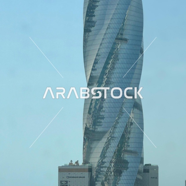 فندق ويندهام جراند منامة،  المنتجعات السكنية الفاخرة في دولة البحرين، الفن الهندسي المعماري الحديث في بناء الفنادق والابراج، النمو والتطور العمراني والتقدم الحضاري في المباني، جذب واستقطاب السياح من كافة أنحاء العالم