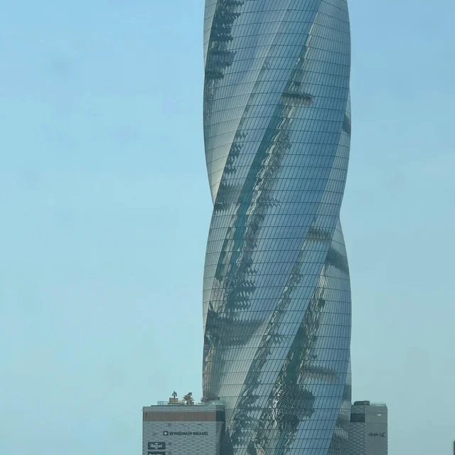 فندق ويندهام جراند منامة،  المنتجعات السكنية الفاخرة في دولة البحرين، الفن الهندسي المعماري الحديث في بناء الفنادق والابراج، النمو والتطور العمراني والتقدم الحضاري في المباني، جذب واستقطاب السياح من كافة أنحاء العالم