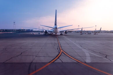 وسائل النقل والمواصلات الجوية, توفير الخدمات المتطورة لسهولة التنقل بين البلدان في المملكة العربية السعودية، طائرة تقف في مطار الملك خالد الدولي في مدينة الرياض, مفهوم السياحة والسفر, شركات و خطوط الطيران السعودي وسائل النقل والمواصلات الجوية, توفير الخدمات المتطورة لسهولة التنقل بين البلدان في المملكة العربية السعودية، طائرة تقف في مطار الملك خالد الدولي في مدينة الرياض, مفهوم السياحة والسفر, شركات و خطوط الطيران السعودي