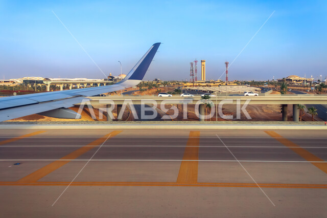  وسائل النقل والمواصلات الجوية, توفير الخدمات المتطورة لسهولة التنقل بين البلدان في المملكة العربية السعودية، طائرة تقف في مطار الملك خالد الدولي في مدينة الرياض, مفهوم السياحة والسفر, شركات و خطوط الطيران السعودي