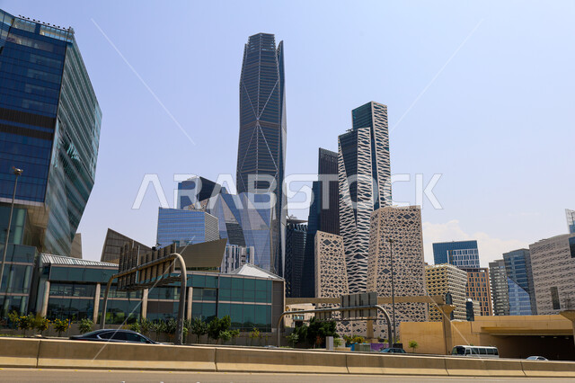  الوجهة المثالية للمال والأعمال بمعايير عالمية، الفن الهندسي المعماري على الطراز الحديث للمباني التجارية، ابراج مركز الملك عبدالله المالي (كافد) في مدينة الرياض في السعودية, تحقيق النهضة الاقتصادية, الشركات الرائدة في الخدمات المصرفية