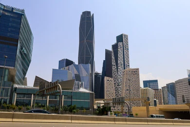  الوجهة المثالية للمال والأعمال بمعايير عالمية، الفن الهندسي المعماري على الطراز الحديث للمباني التجارية، ابراج مركز الملك عبدالله المالي (كافد) في مدينة الرياض في السعودية, تحقيق النهضة الاقتصادية, الشركات الرائدة في الخدمات المصرفية