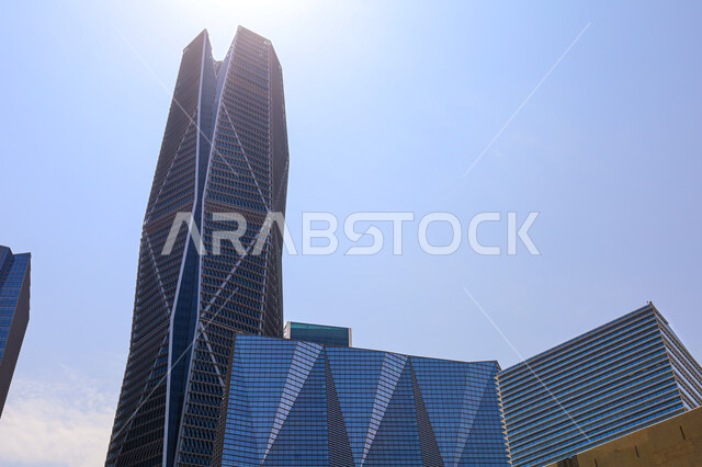  الوجهة المثالية للمال والأعمال بمعايير عالمية، الفن الهندسي المعماري على الطراز الحديث للمباني التجارية، ابراج مركز الملك عبدالله المالي (كافد) في مدينة الرياض في السعودية, تحقيق النهضة الاقتصادية, الشركات الرائدة في الخدمات المصرفية
