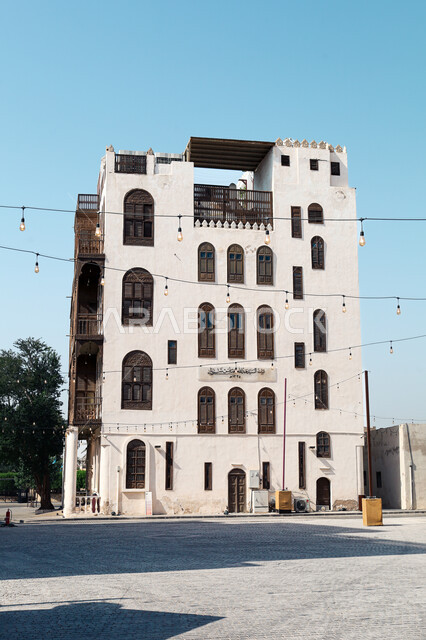 الرواشين القديمه في المدينة التاريخية في جدة، تصميم معماري عربي و إسلامي قديم، البيوت الأثرية في البلد التاريخي في جدة, أماكن سياحية تراثية شعبية في المملكة العربية السعودية، المعالم التاريخية في حي البلد