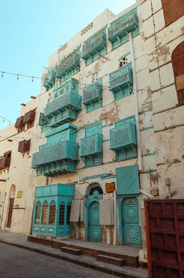 الرواشين القديمه في المدينة التاريخية في جدة، تصميم معماري عربي و إسلامي قديم، البيوت الأثرية في البلد التاريخي في جدة, أماكن سياحية تراثية شعبية في المملكة العربية السعودية، المعالم التاريخية في حي البلد