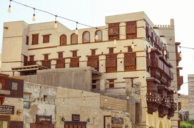  تصميم معماري عربي و إسلامي قديم، البيوت الأثرية في البلد التاريخي في جدة, أماكن سياحية تراثية شعبية في المملكة العربية السعودية، المعالم التاريخية في حي البلد، الرواشين القديمه في المدينة التاريخية في جدة