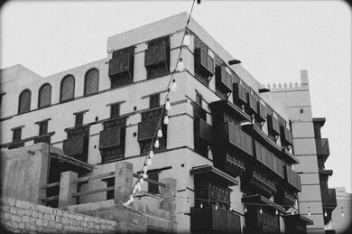  تصميم معماري عربي و إسلامي قديم، البيوت الأثرية في البلد التاريخي في جدة, أماكن سياحية تراثية شعبية في المملكة العربية السعودية، المعالم التاريخية في حي البلد، الرواشين القديمه في المدينة التاريخية في جدة