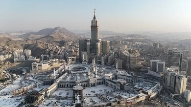  مكان ومعلم ديني مقدس في المملكة العربية السعودية, صورة علوية للفن الهندسي المعماري للأبراج وناطحات السحاب  في مكة المكرمة، مقصد المسلمين من مختلف البلدان، التقدم والنمو العمراني للفنادق والمباني المطلة على الحرم المكي الشريف