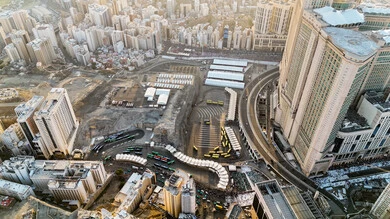  مكان ومعلم ديني مقدس في المملكة العربية السعودية, صورة علوية للفن الهندسي المعماري للأبراج وناطحات السحاب  في مكة المكرمة، مقصد المسلمين من مختلف البلدان، التقدم والنمو العمراني للفنادق والمباني المطلة على الحرم المكي الشريف