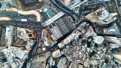 مكان ومعلم ديني مقدس في المملكة العربية السعودية, صورة علوية للفن الهندسي المعماري للأبراج وناطحات السحاب في مكة المكرمة، مقصد المسلمين من مختلف البلدان، التقدم والنمو العمراني للفنادق والمباني المطلة على الحرم المكي الشريف مكان ومعلم ديني مقدس في المملكة العربية السعودية, صورة علوية للفن الهندسي المعماري للأبراج وناطحات السحاب في مكة المكرمة، مقصد المسلمين من مختلف البلدان، التقدم والنمو العمراني للفنادق والمباني المطلة على الحرم المكي الشريف