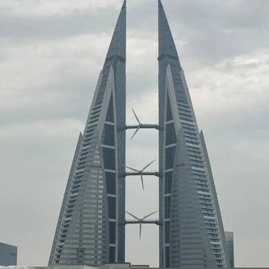 الفن الهندسي المعماري للأبراج والمباني وناطحات السحاب، أماكن سياحية مشهورة في المملكة، مركز البحرين التجاري العالمي المطل على البحر نهارا، النمو والتقدم العمراني في العاصمة، التصاميم الهندسية المعمارية على الطراز الحديث والمتطور، جذب واستقطاب السياح من جميع دول العالم