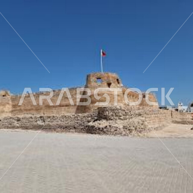 موقع استراتيجي مهم في دول الخليج العربي، قلعة عراد في المحرق في دولة البحرين، حصن دفاعي تاريخي اثري، الفن الهندسي المعماري للمباني الطينية على الطراز القديم، معالم و أماكن تراثية مشهورة