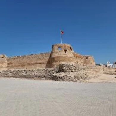 موقع استراتيجي مهم في دول الخليج العربي، قلعة عراد في المحرق في دولة البحرين، حصن دفاعي تاريخي اثري، الفن الهندسي المعماري للمباني الطينية على الطراز القديم، معالم و أماكن تراثية مشهورة