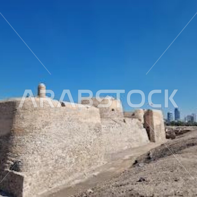 حصن دفاعي تاريخي اثري، الفن الهندسي المعماري القديم لقلعة البحرين، المباني الطينية على الطراز الشعبي، المعالم و الأماكن التراثية المشهورة ، موقع استراتيجي مهم في دول الخليج العربي