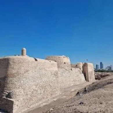 حصن دفاعي تاريخي اثري، الفن الهندسي المعماري القديم لقلعة البحرين، المباني الطينية على الطراز الشعبي، المعالم و الأماكن التراثية المشهورة ، موقع استراتيجي مهم في دول الخليج العربي