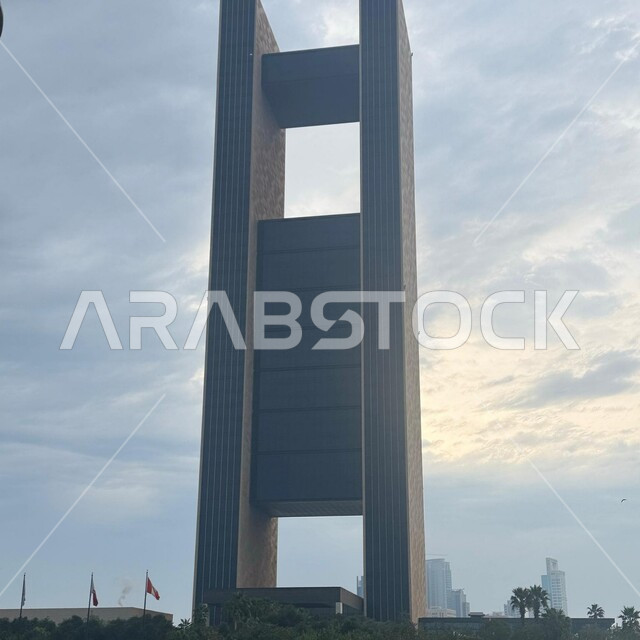 النمو والتقدم العمراني للأبراج وناطحات السحاب المطلة على بحر الخليج،  الفن الهندسي المعماري لبناء الفنادق المشهورة، فندق فورسيزونز في البحرين ، الواجهة البحرية للأماكن ومعالم سياحية مشهورة بالمملكة 