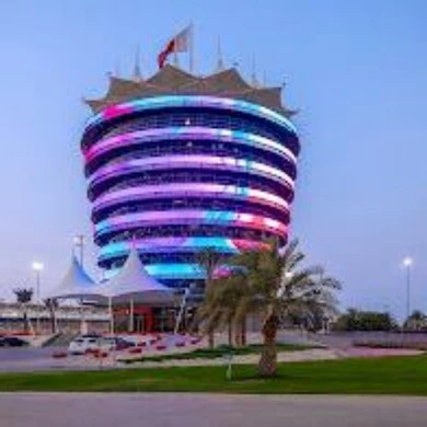 الاستراحة الخارجية لحلبة سباق السيارات الدولية في البحرين، منشأة رياضية حديثة ومتطورة في صحراء الصخير، الفن الهندسي المعماري المميز، هواية السباق الفورومولا وان، استضافة المتسابقين ولاعبي المنافسة والمغامرة