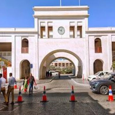 المدخل الرئيسي لمبنى باب البحرين سوق المنامة، الفن الهندسي المعماري للمباني التاريخية المشهورة في المملكة، معلم سياحي تاريخي أثري، جذب واستقطاب السياح من كافة انحاء العالم