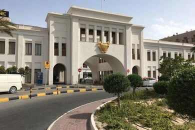 المدخل الرئيسي لمبنى باب البحرين سوق المنامة، الفن الهندسي المعماري للمباني التاريخية المشهورة في المملكة، معلم سياحي تاريخي أثري، جذب واستقطاب السياح من كافة انحاء العالم