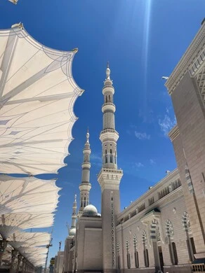  المظلات الإلكترونية في المسجد النبوي الشريف في المدينه المنورة، مفهوم العبادة والتقرب إلى الله، أداء فريضة الصلاة على وقتها، مكان ومعلم ديني مقدس في المملكة العربية السعودية، التصميم والديكور على الطراز الإسلامي