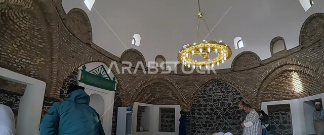 مسجد ابو بكر الصديق في المدينة المنورة، أداء فريضة الصلاة على وقتها، مساجد اثرية وتاريخية في المملكة العربية السعودية،  معلم اسلامي ديني مقدس، مفهوم العبادة والتقرب الى الله