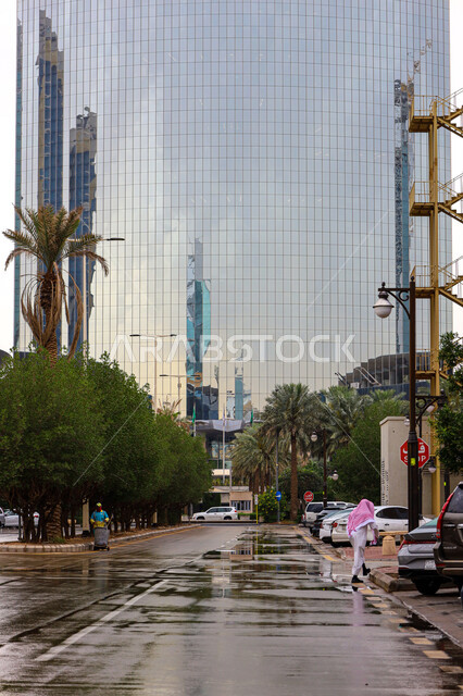 Kingdom Tower building, architectural art of towers and skyscrapers in the Kingdom of Saudi Arabia, famous tourist attractions, urban growth and progress of facilities in the city of Riyadh, interest in planting trees and green plants