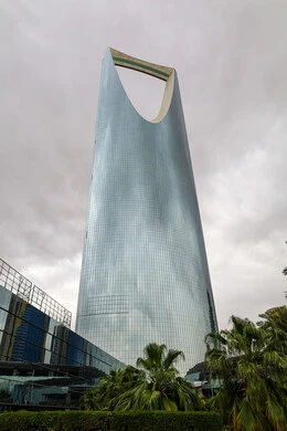 النمو والتقدم العمراني للمنشآت في مدينة الرياض, الاهتمام بزراعة الاشجار والنباتات الخضراء، مبنى برج المملكة، الفن الهندسي المعماري للأبراج وناطحات السحاب في المملكة العربية السعودية، أماكن سياحية مشهورة