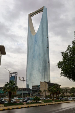 Kingdom Tower building, architectural art of towers and skyscrapers in the Kingdom of Saudi Arabia, famous tourist attractions, urban growth and progress of facilities in the city of Riyadh, interest in planting trees and green plants