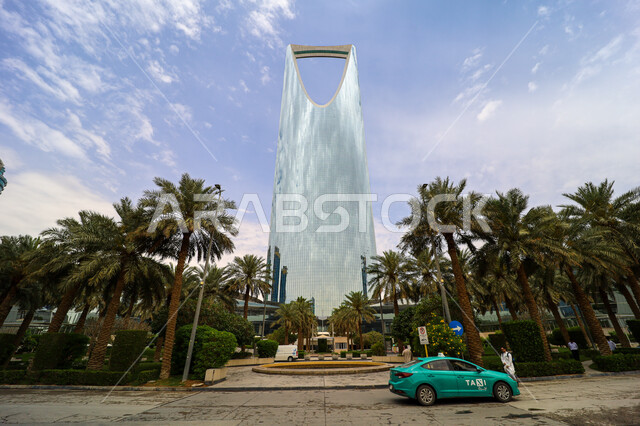 مبنى برج المملكة، الفن الهندسي المعماري للأبراج وناطحات السحاب في المملكة العربية السعودية، أماكن سياحية مشهورة, النمو والتقدم العمراني للمنشآت في مدينة الرياض, الاهتمام بزراعة الاشجار والنباتات الخضراء