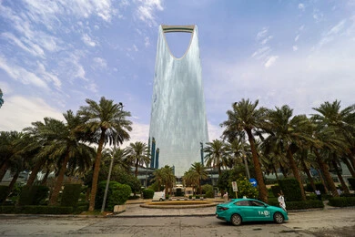 مبنى برج المملكة، الفن الهندسي المعماري للأبراج وناطحات السحاب في المملكة العربية السعودية، أماكن سياحية مشهورة, النمو والتقدم العمراني للمنشآت في مدينة الرياض, الاهتمام بزراعة الاشجار والنباتات الخضراء