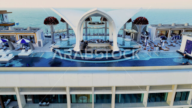 الفن الهندسي المعماري لتصميم منتجع اتلانتس في دولة الامارات العربية المتحدة، الفنادق والمنتجعات السياحية الفاخرة في مدينة دبي على ساحل الخليج العربي، اماكن ومعالم جذب سياحي مشهورة