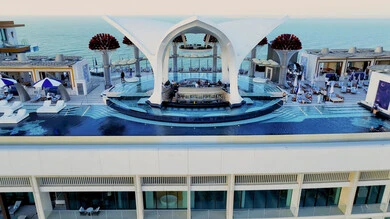 الفن الهندسي المعماري لتصميم منتجع اتلانتس في دولة الامارات العربية المتحدة، الفنادق والمنتجعات السياحية الفاخرة في مدينة دبي على ساحل الخليج العربي، اماكن ومعالم جذب سياحي مشهورة