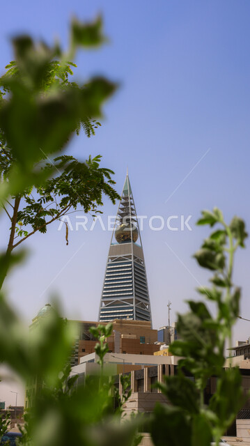 التطور والتقدم العمراني للمنشأت في المملكة العربية السعودية، التصاميم الهندسية المعمارية على الطراز الحديث والمتطور، منظر السماء الزرقاء الصافية، مكان سياحي مشهور، الفن الهندسي للابراج وناطحات السحاب، برج الفيصلية في العاصمة الرياض في النهار