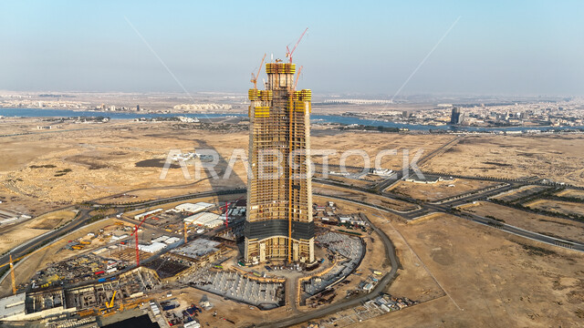 برج جدة قيد الانشاء، أعمال البناء وصب الخرسانات, رافعات البناء تعمل على بناء منشآة جديدة في المملكة العربية السعودية, مفهوم تطوير البنية التحتية, تنفيذ مخطط الإعمار وتشكيل الهيكل المعدني, الالات والمعدات الثقيلة والرافعات والسقالات العالية