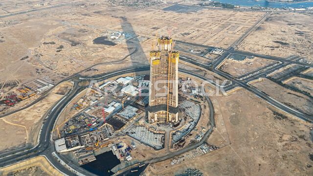 برج جدة قيد الانشاء، أعمال البناء وصب الخرسانات, رافعات البناء تعمل على بناء منشآة جديدة في المملكة العربية السعودية, مفهوم تطوير البنية التحتية, تنفيذ مخطط الإعمار وتشكيل الهيكل المعدني, الالات والمعدات الثقيلة والرافعات والسقالات العالية