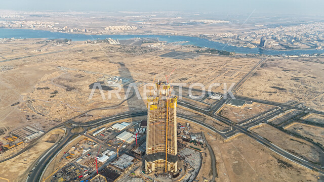 برج جدة قيد الانشاء، أعمال البناء وصب الخرسانات, رافعات البناء تعمل على بناء منشآة جديدة في المملكة العربية السعودية, مفهوم تطوير البنية التحتية, تنفيذ مخطط الإعمار وتشكيل الهيكل المعدني, الالات والمعدات الثقيلة والرافعات والسقالات العالية