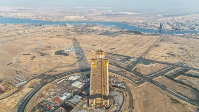 برج جدة قيد الانشاء، أعمال البناء وصب الخرسانات, رافعات البناء تعمل على بناء منشآة جديدة في المملكة العربية السعودية, مفهوم تطوير البنية التحتية, تنفيذ مخطط الإعمار وتشكيل الهيكل المعدني, الالات والمعدات الثقيلة والرافعات والسقالات العالية