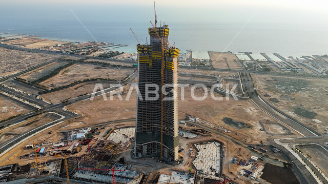 برج جدة قيد الانشاء، أعمال البناء وصب الخرسانات, رافعات البناء تعمل على بناء منشآة جديدة في المملكة العربية السعودية, مفهوم تطوير البنية التحتية, تنفيذ مخطط الإعمار وتشكيل الهيكل المعدني, الالات والمعدات الثقيلة والرافعات والسقالات العالية