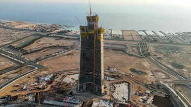 برج جدة قيد الانشاء، أعمال البناء وصب الخرسانات, رافعات البناء تعمل على بناء منشآة جديدة في المملكة العربية السعودية, مفهوم تطوير البنية التحتية, تنفيذ مخطط الإعمار وتشكيل الهيكل المعدني, الالات والمعدات الثقيلة والرافعات والسقالات العالية
