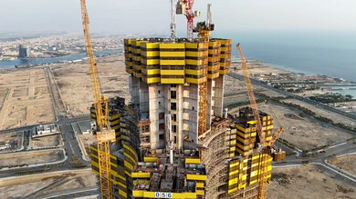 برج جدة قيد الانشاء، أعمال البناء وصب الخرسانات, رافعات البناء تعمل على بناء منشآة جديدة في المملكة العربية السعودية, مفهوم تطوير البنية التحتية, تنفيذ مخطط الإعمار وتشكيل الهيكل المعدني, الالات والمعدات الثقيلة والرافعات والسقالات العالية