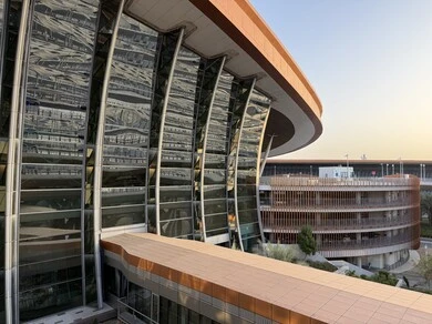 الفن الهندسي المعماري والديكور الخارجي لمطار جده الدولي في المملكة العربية السعودية، رحلات السفر الجويه، تقديم وتوفير التسهيلات والخدمات للمغادرين والقادمين في مطار الملك عبد العزيز في مدينة جده، منشآت استقبال المسافرين