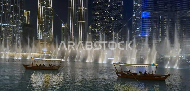 انشطة وفعاليات ترفيهية، قضاء اوقات ممتعه في عطلة نهاية الاسبوع,  نافورة دبي الشهيرة المضيئة بألوان مختلفة في الليل, أماكن ومعالم سياحية مشهورة في الامارات العربية المتحدة