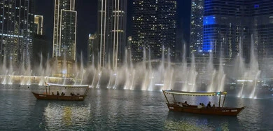 انشطة وفعاليات ترفيهية، قضاء اوقات ممتعه في عطلة نهاية الاسبوع,  نافورة دبي الشهيرة المضيئة بألوان مختلفة في الليل, أماكن ومعالم سياحية مشهورة في الامارات العربية المتحدة