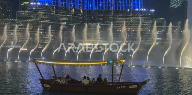 انشطة وفعاليات ترفيهية، قضاء اوقات ممتعه في عطلة نهاية الاسبوع,  نافورة دبي الشهيرة المضيئة بألوان مختلفة في الليل, أماكن ومعالم سياحية مشهورة في الامارات العربية المتحدة