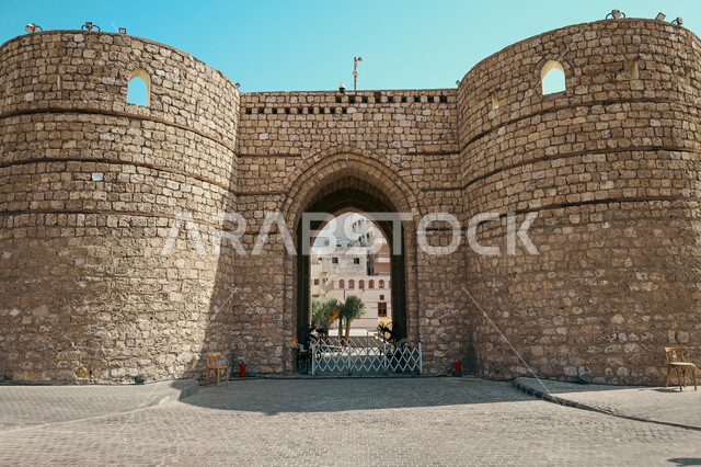 بوابة مدينة جدة الشمالية في النهار, العمارة الإسلامية المميزة, المعالم التراثية الأثرية القديمة, الأماكن السياحية المشهورة في المملكة العربية السعودية, الفن الهندسي المعماري على الطراز العربي القديم