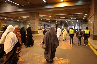 زوار بيت الله في الشوارع المحيطة بالحرم المكي في مكة المكرمة، أماكن ومعالم دينية إسلامية مقدسة في المملكة العربية السعودية، أداء مناسك الحج والعمرة, الحجاج والمعتمرين يتجولون في الطرقات 