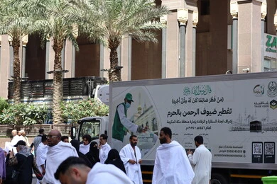 زوار بيت الله في الشوارع المحيطة بالحرم المكي في مكة المكرمة، أماكن ومعالم دينية إسلامية مقدسة في المملكة العربية السعودية، أداء مناسك الحج والعمرة, الحجاج والمعتمرين يتجولون في الطرقات 