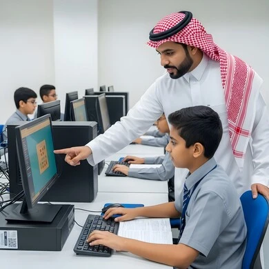 استخدام جهاز تقني حديث  في التعلم والدراسة داخل الفصل الدراسي، تطور طريقة التدريس في مدارس المملكة العربية السعودية، معلم عربي خليجي سعودي يرتدي الشماغ والثوب التقليدي يقوم بشرح الدرس للطالب باستخدام الحاسوب، المنهاج المتطور والتعليم الالكتروني في المدرسة